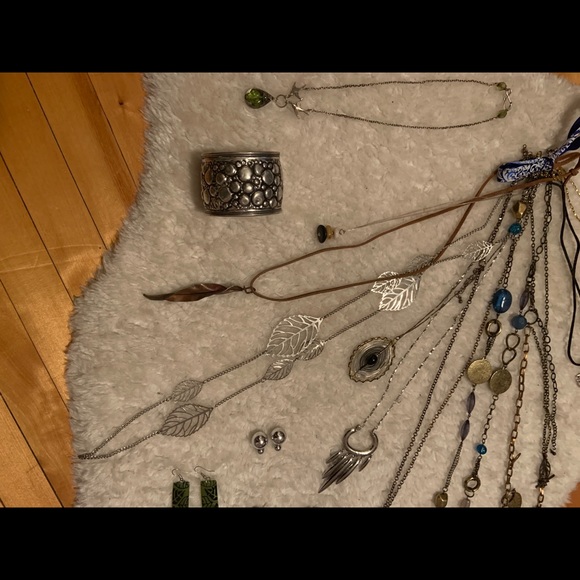 Large Gorgeous Jewelry Lot - Picture 4 of 4